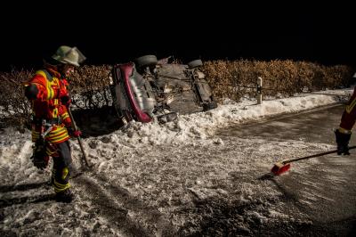 Welzheim: Ueberholvorgang geht schief - 2 Verletzte - Pkw landet im Graben